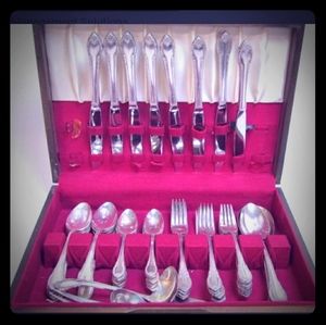 52 pc Rogers Bros Remembrance Flatware in Chest